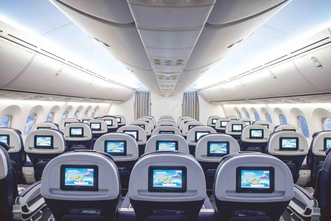 Interior de cabine de aeronave com fileiras de assentos