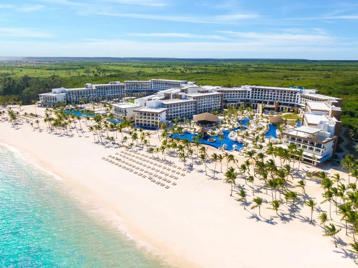 Resort de praia com piscinas e área de lazer