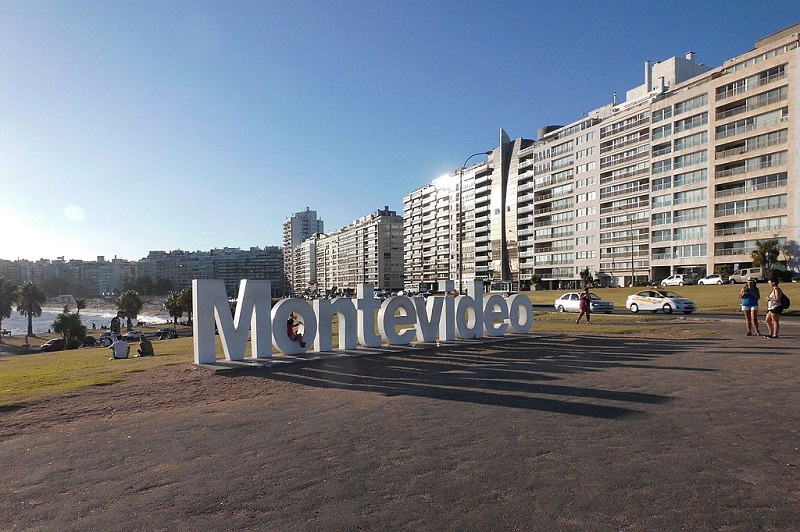 Letreiro de Montevidéu à beira da Rambla